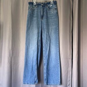 H&M Medium-Wash Loose High-Waisted Jeans | Size 4